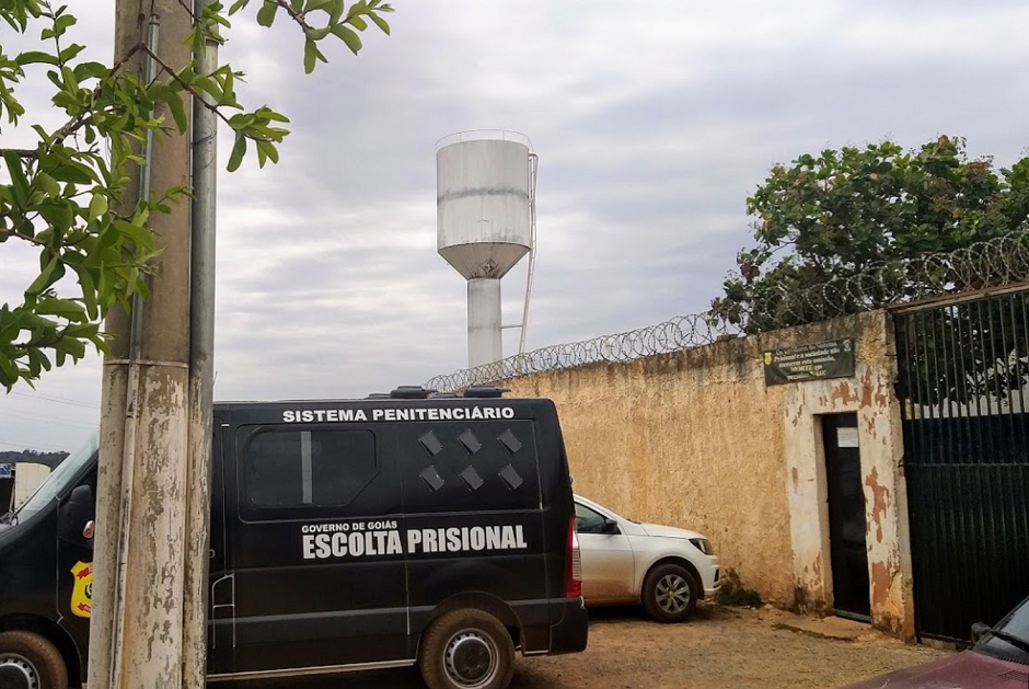 Detentos são flagrados fazendo buraco em parede de cela, Em Valparaíso de Goiás