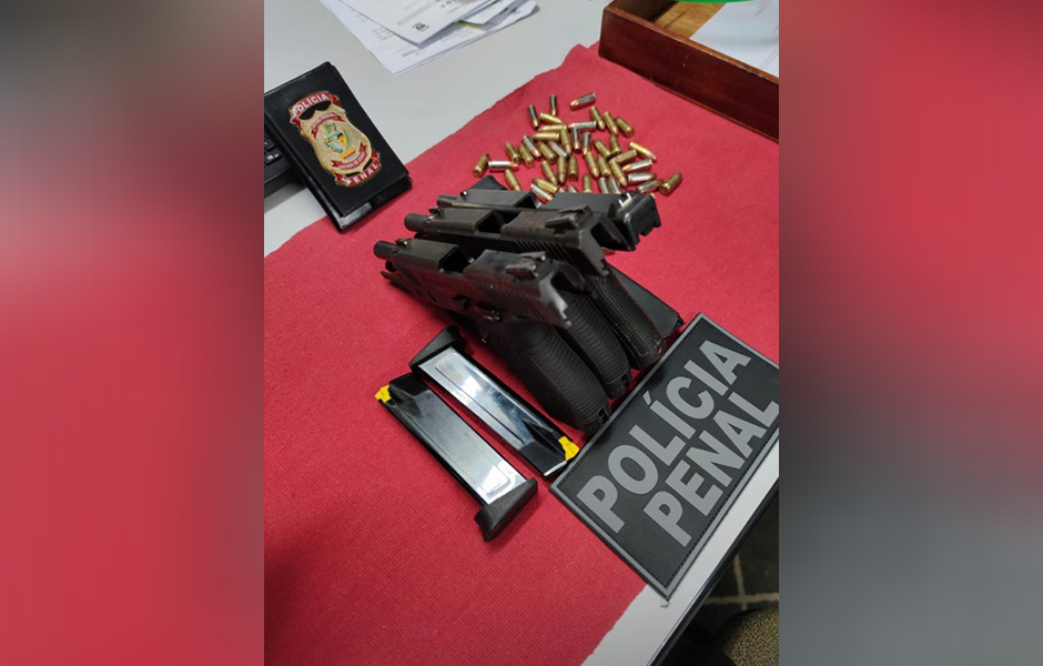 Forças de segurança apreendem três pistolas durante revista na POG