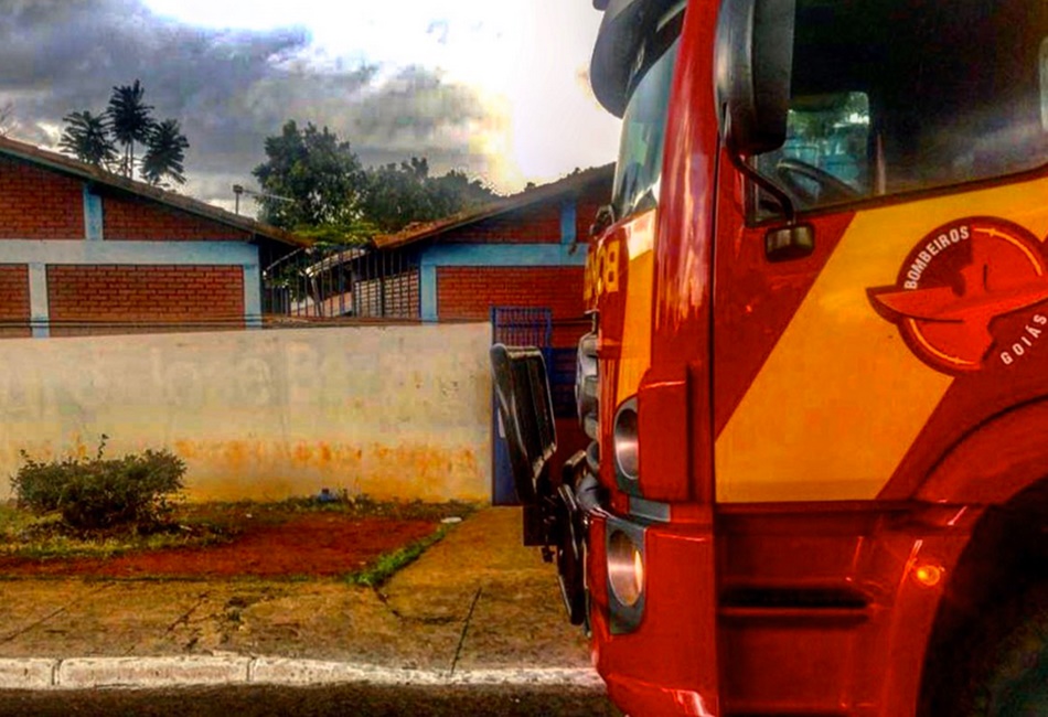 Incêndio em escola deixa secretaria destruída em Luziânia