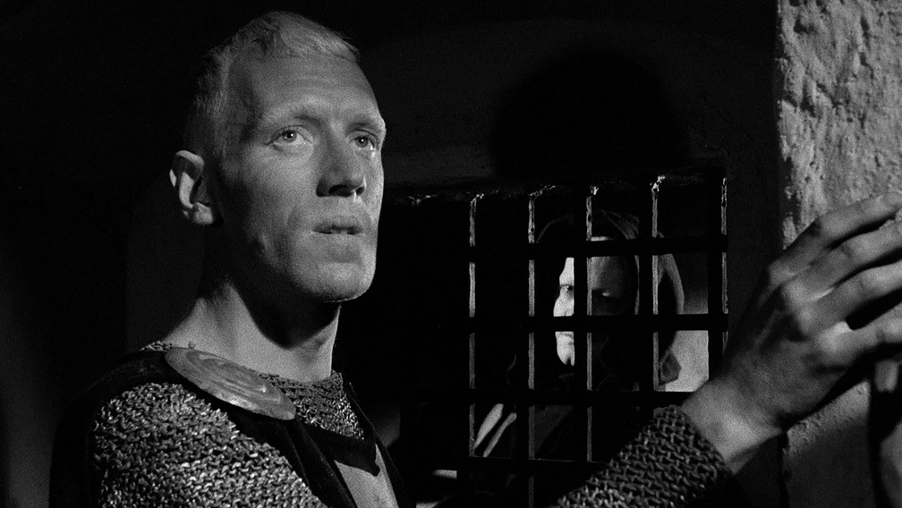 Morreu na França, neste domingo (8), o ator franco-sueco Max von Sydow, 90, conhecido principalmente por papéis em filmes do diretor Ingmar Bergman. A morte de Syodw foi comunicada nesta segunda-feira (9) por sua esposa, Catherine Brelet, em mensagem divulgada por sua agente. "É com o coração partido e com infinita tristeza que anunciamos a partida de Max von Sydow em 8 de março de 2020", diz o comunicado. Foi a parceria com o sueco Ingmar Bergman que alçou Sydow à fama. Entre os filmes mais importantes da dupla estão "O Sétimo Selo" (1957), em que o personagem interpretado pelo ator joga uma partida de xadrez contra a Morte, além de "Morangos Silvestres" (1957), "Através de Um Espelho" (1961) e "A Hora do Amor" (1971). Sydow também fez carreira em Hollywood -participou do conhecido e bem-sucedido filme de terror "O Exorcista" (1973), de William Friedkin. O ator ainda pôde trabalhar com importante diretores norte-americanos, como David Lynch ("Duna", 1984), Woody Allen ("Hannah e suas irmãs", 1986), Steven Spielberg ("Minority Report - A Nova Lei", 2002) e Martin Scorsese ("Ilha do Medo", 2009). O último filme de grande repercussão em que apareceu foi "Star Wars: O Despertar da Força", dirigido por J. J. Abrams e lançado em 2015. Além disso, em outro papel de ressonância popular, interpretou o Corvo de Três Olhos em alguns episódios da série televisiva "Game of Thrones". O franco-sueco foi indicado duas vezes ao Oscar -por seus papeis em "Pelle, o Conquistador" (1987) e "Tão Forte e Tão Perto" (2011), neste como ator coadjuvante-, mas nunca levou o prêmio.