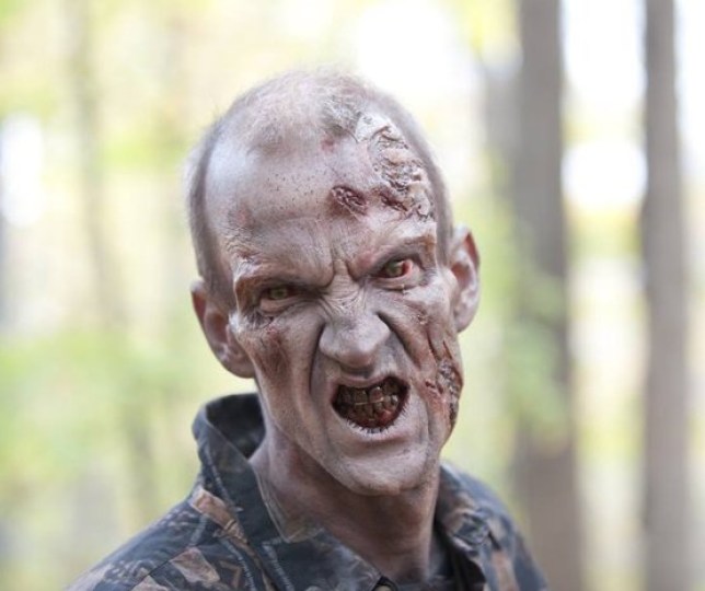 Ator que faz zumbi em 'The Walking Dead' é preso por agredir e morder fã
