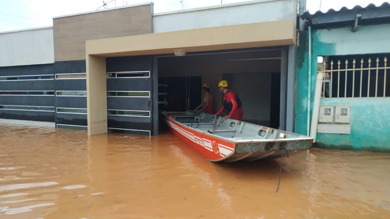 Equipes do Corpo de Bombeiros tiveram de resgatar, neste sábado (29), famílias que ficaram ilhadas após forte chuva na cidade de Planaltina, (Foto: Divulgação/Corpo de Bombeiros)