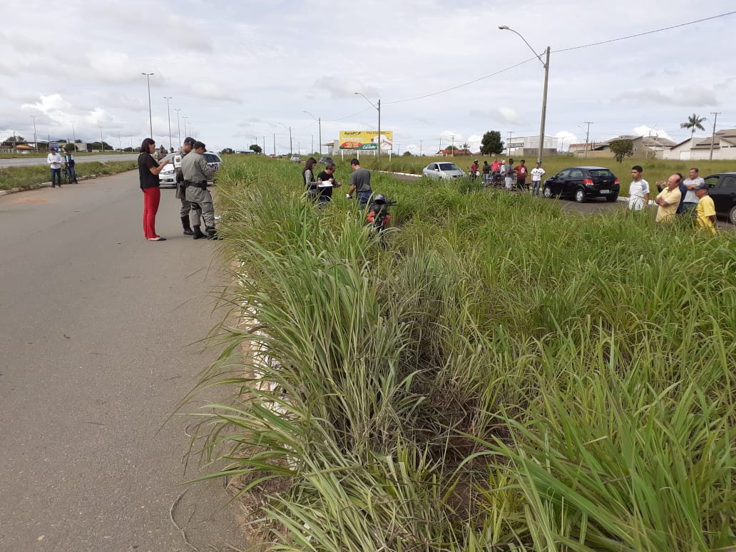 Um homem, de 49 anos, morreu após perder o controle da moto que conduzia e invadir o canteiro central da GO-040, em Goiânia. (Foto: Divulgação/Dict)