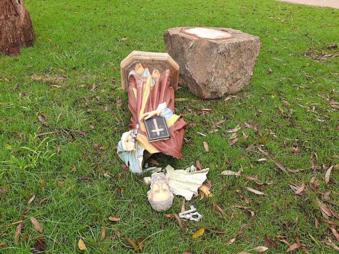 A imagem de um santo colocada na Paróquia Sagrado Coração de Jesus, no município de Pires do Rio, ficou destruída após ato de vandalismo (Foto: reprodução)