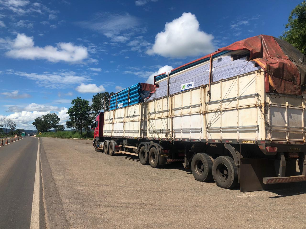 PRF) apreendeu, na manhã desta sexta-feira (13), um caminhão que transportava carga de 31 toneladas acima do permitido na BR-153, em Uruaçu. (Foto: PRF)