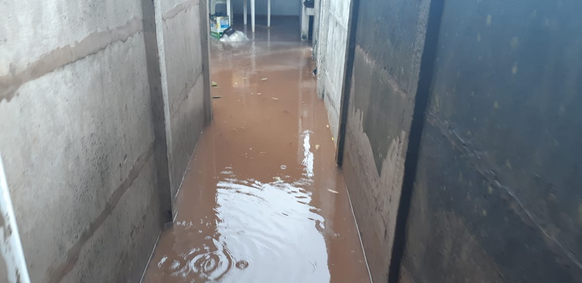 Duas casas ficaram alagadas após forte chuva em Rio Verde. Imóveis foram invadidos pela água por conta de um bueiro entupido. (Foto: divulgação/Corpo de Bombeiros)