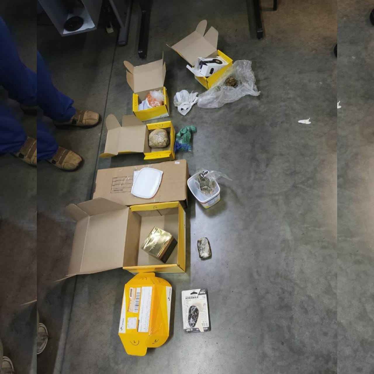 Porções de maconha e pasta base de cocaína foram encontradas em encomendas na unidade dos Correios da Vila Brasília, em Aparecida de Goiânia. (Foto: Divulgação/PM)