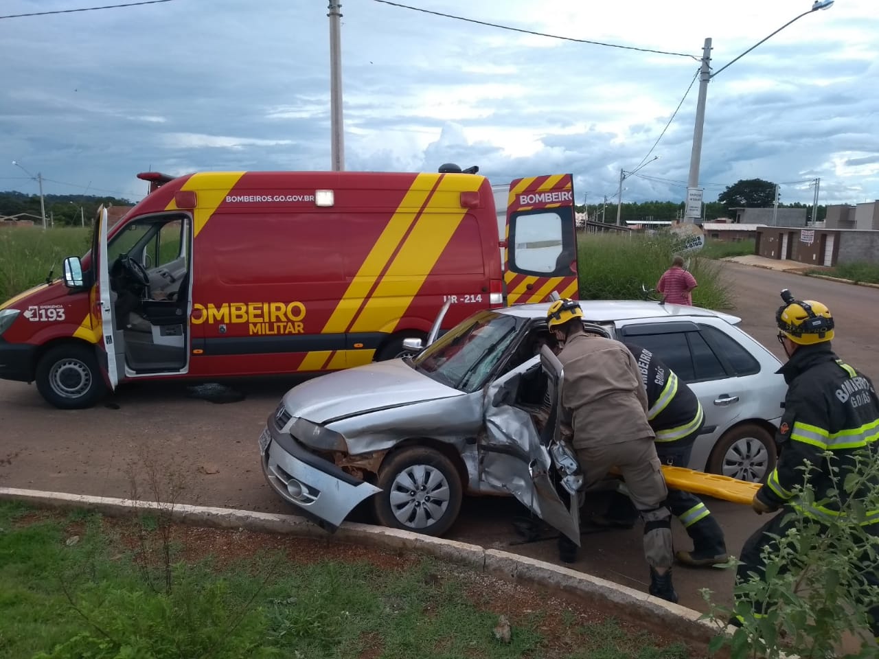 Um acidente envolvendo um carro e um caminhão deixou dois feridos na GO-469, entre Trindade e Goianira. Caso ocorreu nesta sexta (27). (Foto: Divulgação/Corpo de Bombeiros)