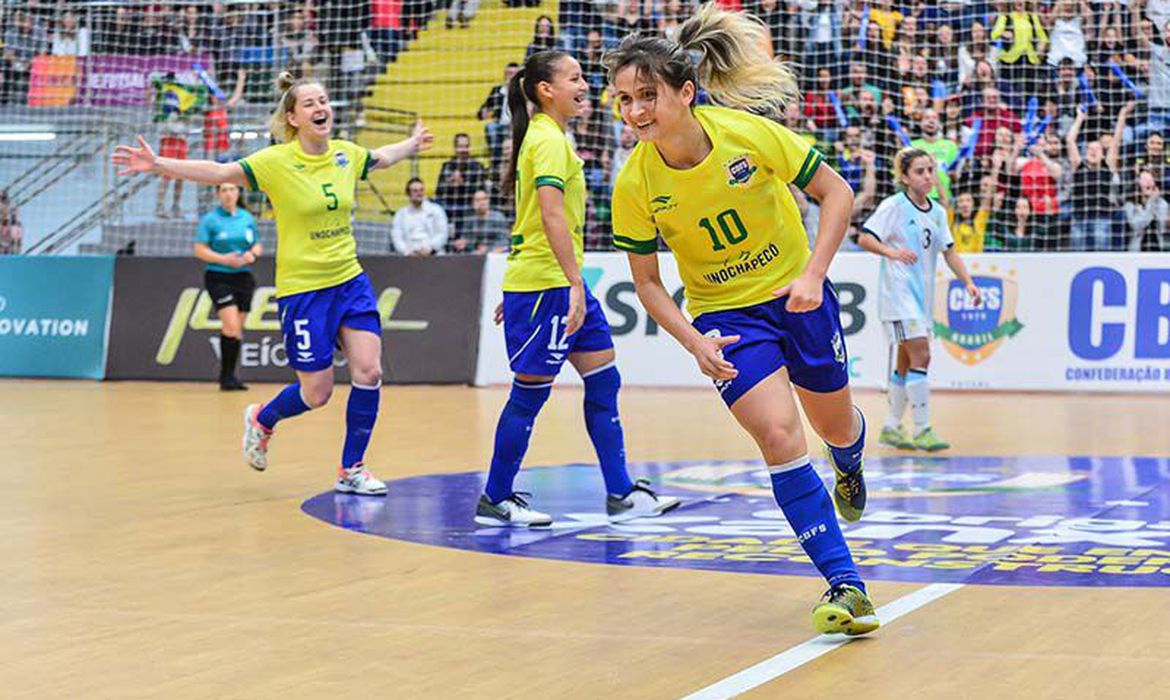 Pelo sexto ano consecutivo, Amandinha, atleta do Leoas da Serra (Santa Catarina) e da seleção brasileira, foi eleita melhor jogadora de futsal no mundo. (Foto: Ricardo Artifon/CBFS)