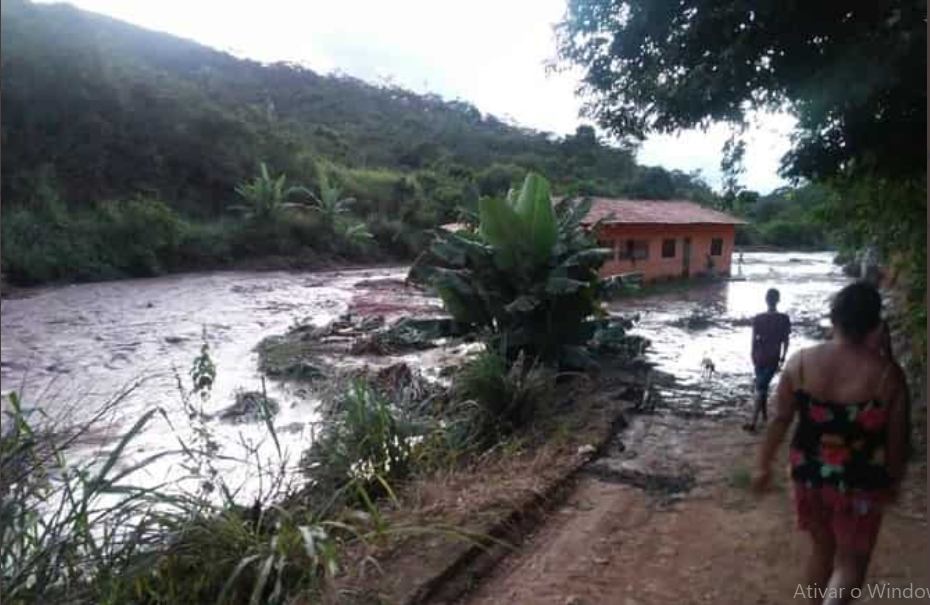 Barragem de água se rompe em Novo Cruzeiro, em Minas Gerais