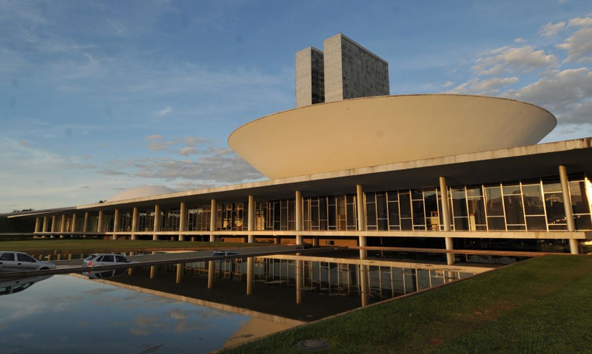 Congressistas goianos reagem ao decreto de suspensão de temporários, em Goiânia