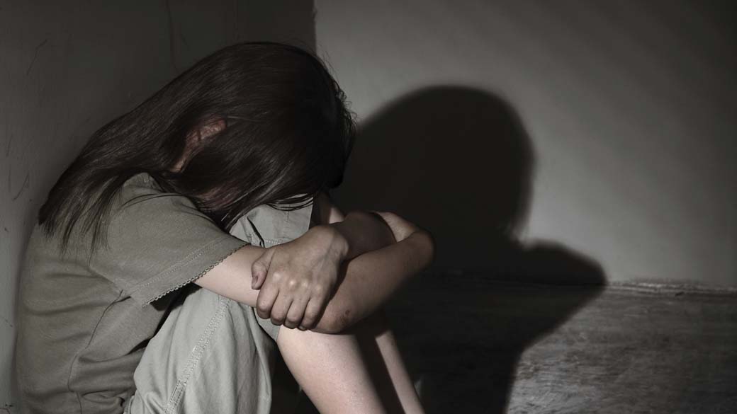 Pai preso por abusar da filha de 12 anos em Mutunópolis (GO) alega que “bebeu demais” (Foto: Ilustrativa/Pixabay)