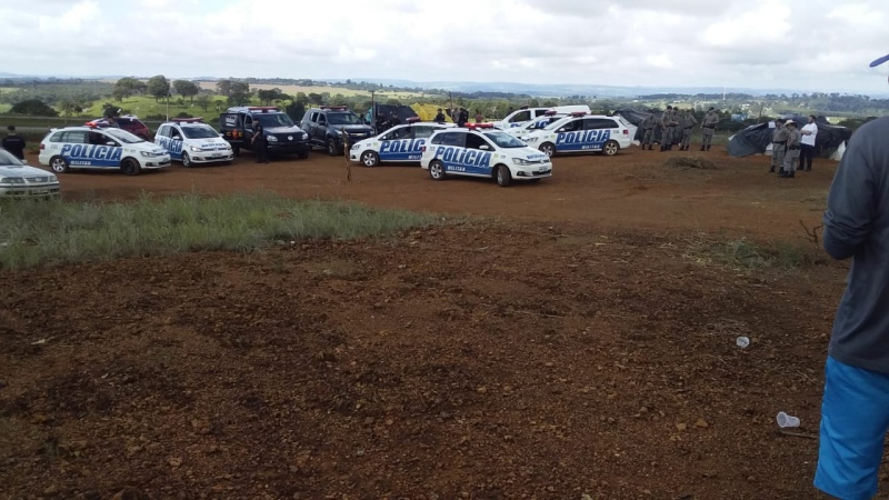 Famílias da ocupação em uma área rural às margens da BR-060, entre Anápolis e Terezópolis, iniciaram o processo de desocupação do local. (Foto: reprodução)