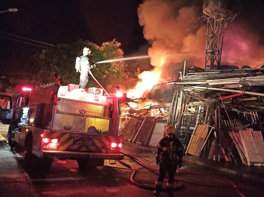 Incêndio em depósito de materiais recicláveis deixa uma pessoa ferida em Goiânia