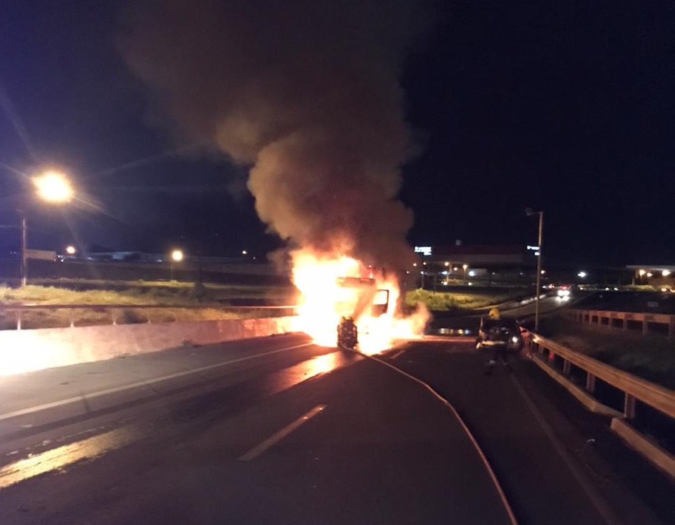 Um caminhão ficou destruído após pegar fogo em Anápolis. Chamas foram causadas por um motorista embriagado que bateu no veículo parado. (Foto: Corpo de Bombeiros)