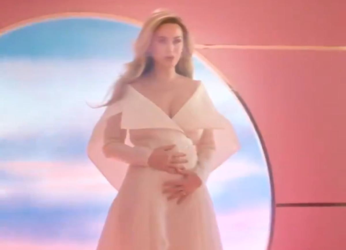 Katy Perry revela sexo do bebê após anunciar gravidez em clipe
