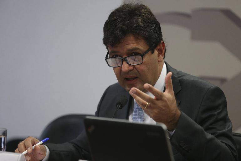 Após fala de Bolsonaro, Mandetta diz que fica e pede racionalidade em quarentena