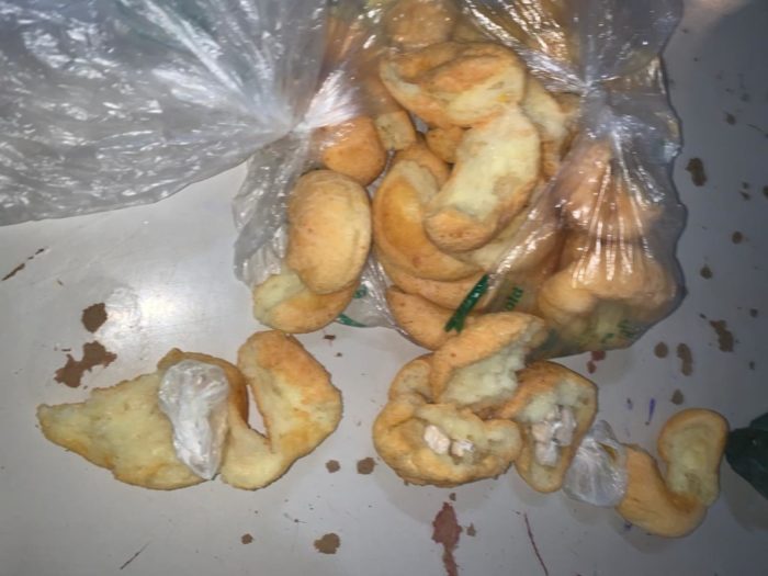 Um homem foi preso suspeito de tentar entrar com drogas escondidas em pães de queijo no presídio de Jataí, nesta terça-feira (3). (Fotos: divulgação/DGAP)
