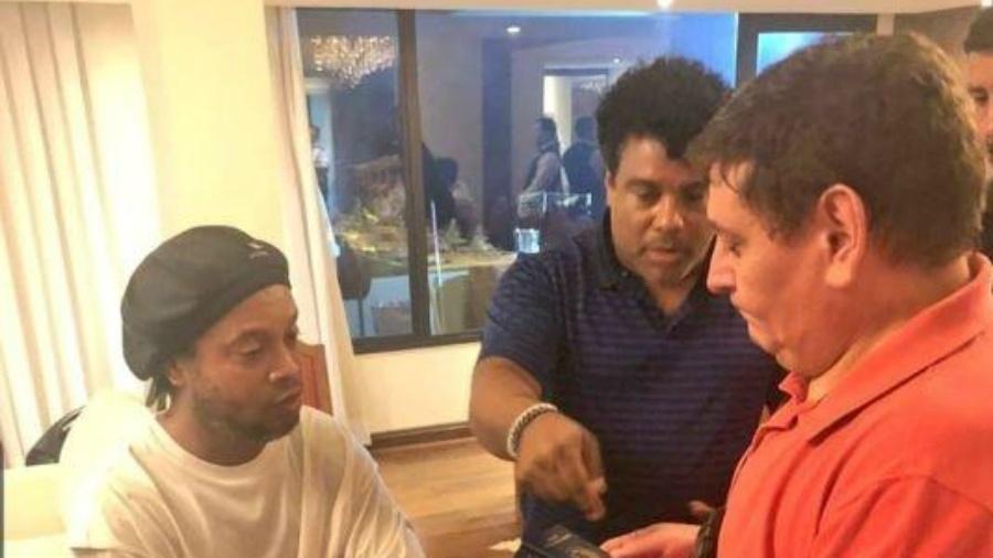 Ronaldinho e irmão admitem delito, mas se livram de acusação de promotoria
