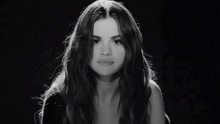 Penso que vou ficar sozinha para sempre, diz Selena Gomez sobre vida amorosa em reflexão sobre o disco Rare