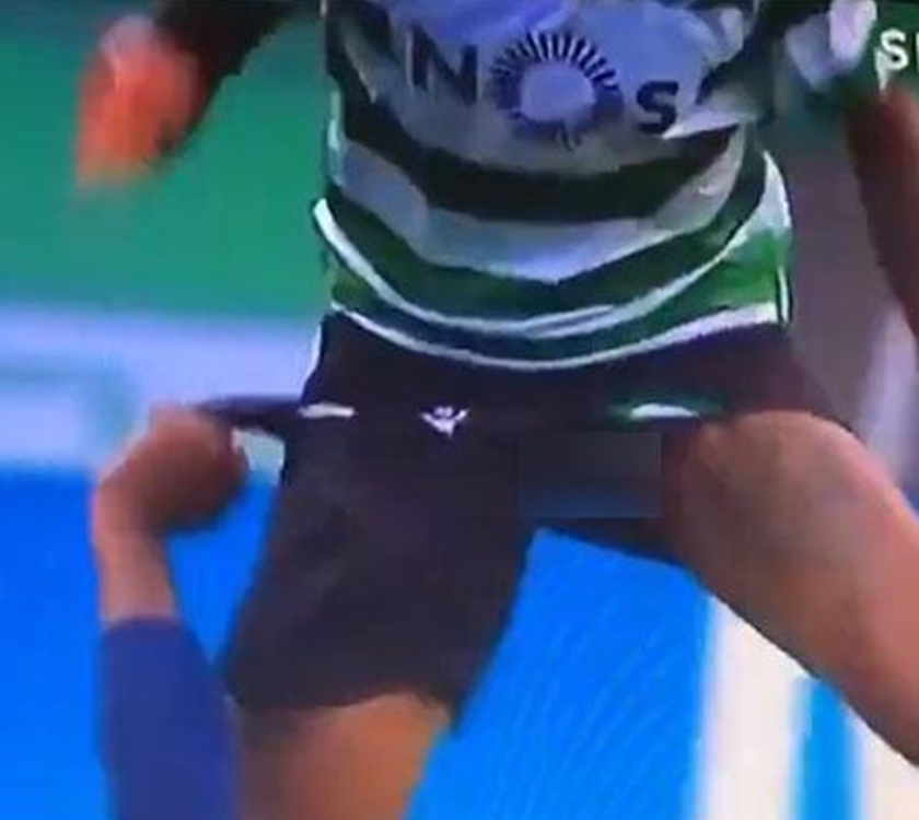 situação-Jogador brasileiro fica com genitália exposta em jogo, e time lucra em cima