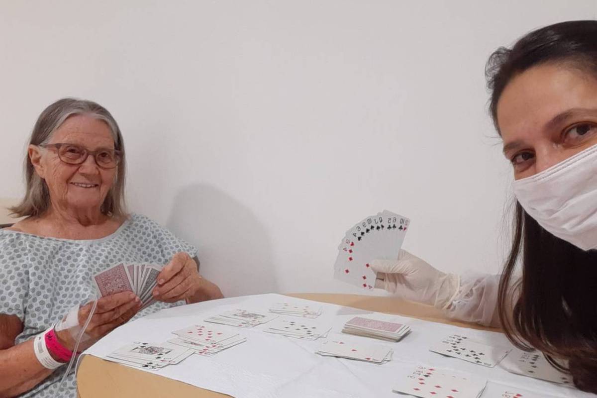 Matriarca de 92 anos e filha de 65 anos recebem alta após diagnóstico de coronavírus
