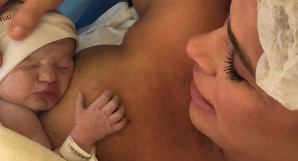 Aos 43 anos, Dany Bananinha dá à luz sua primeira filha