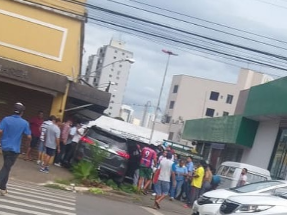 A Polícia Civil divulgou nesta segunda-feira (4), à imprensa, a foto do traficante João Soares Rocha, o “Rochinha”, que está sendo procurado por suspeita de ser o mandante do assassinato do ex agente da Polícia Federal Sílvio José. (Foto: Reprodução)