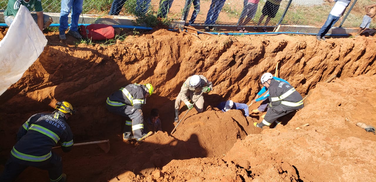 Dois homens ficaram presos em uma vala após serem soterrados enquanto realizavam uma obra no Setor Cristina II Expansão, em Trindade. (Foto: Divulgação/Corpo de Bombeiros)