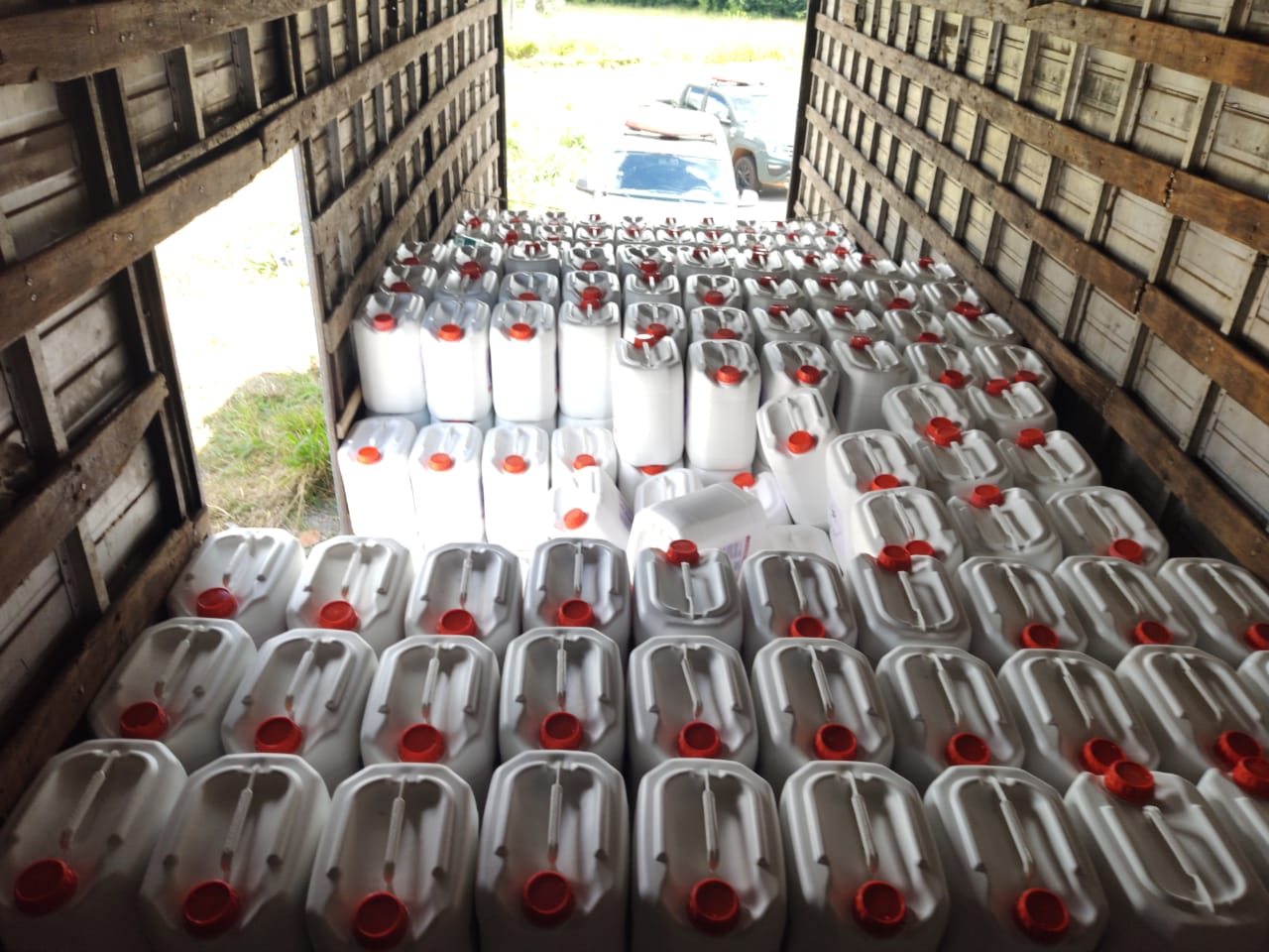 A Polícia Militar (PM) apreendeu, nesta sexta-feira (4), cerca de 10 toneladas de agrotóxico falsificado em Goiânia.(Foto: divulgação/PM)