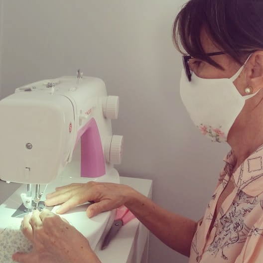 Diante da pandemia, goianas têm investido na fabricação de máscaras de pano para enfrentar a crise econômica já causada pelo coronavírus. (Foto: Reprodução/Instagram @mada.artes)