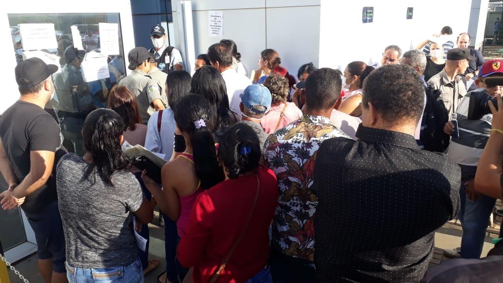 A busca por regularização do CPF para cadastro no auxílio emergencial no valor de R$ 600 gerou filas na porta da Receita Federal em Goiânia. (Foto: Douglas Fernandes)