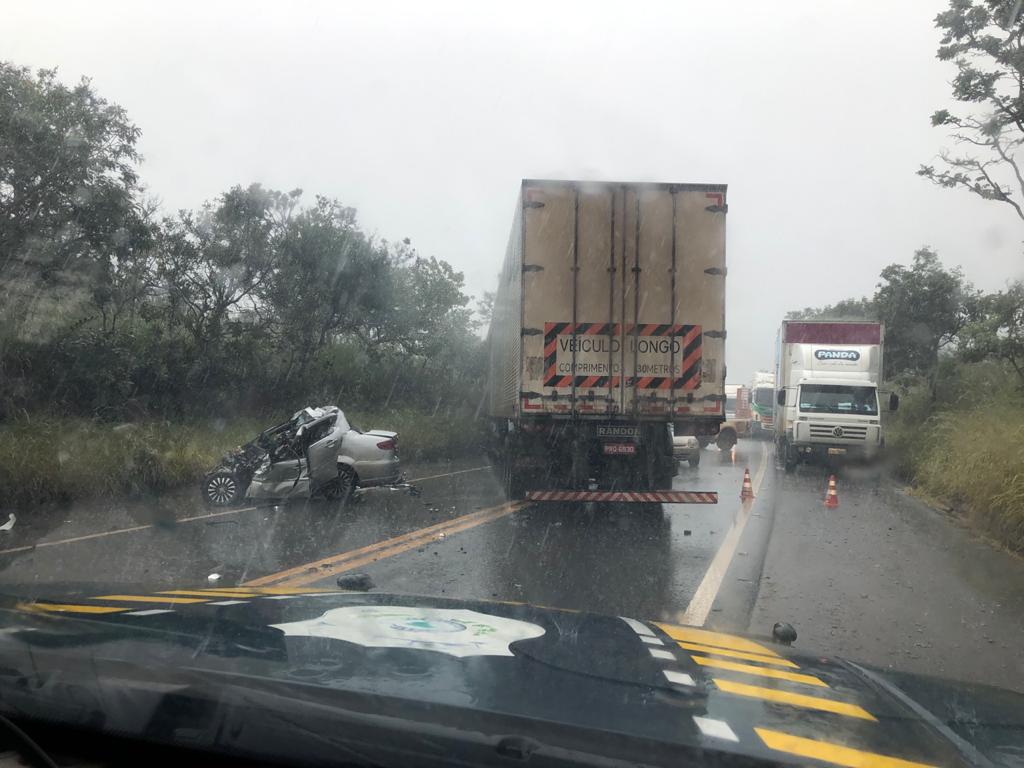 Uma colisão frontal entre um carro de passeio e uma carreta deixou três pessoas mortas na BR-020, zona rural de Formosa. (Foto: Divulgação/PRF)
