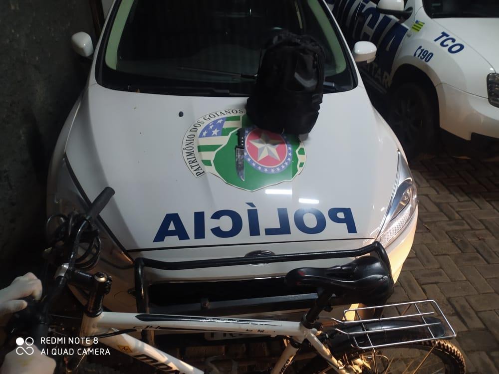 Polícia prende dupla por suspeita de roubar bicicleta e esfaquear dono