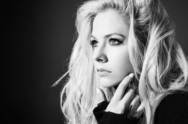 Avril Lavigne regrava música we are warriors warrior e dedica a profissionais na luta contra a Covid-19