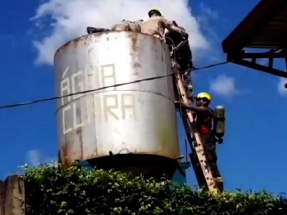Bombeiros resgata homem que desmaiou enquanto trabalhava em caixa d'água