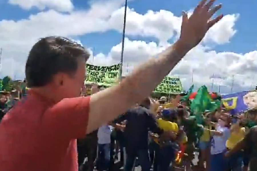 Bolsonaro discursa em manifestação que pede fechamento do Congresso