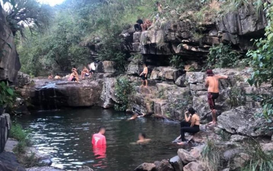 Grupo invade cachoeira durante a quarentena e é preso, em Caldas Novas