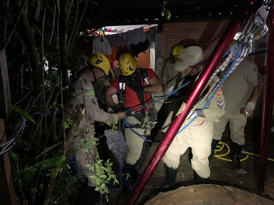 Polícia e bombeiros resgatam drogas jogadas em cisterna em Goiânia (Foto: PM/ Divulgação)