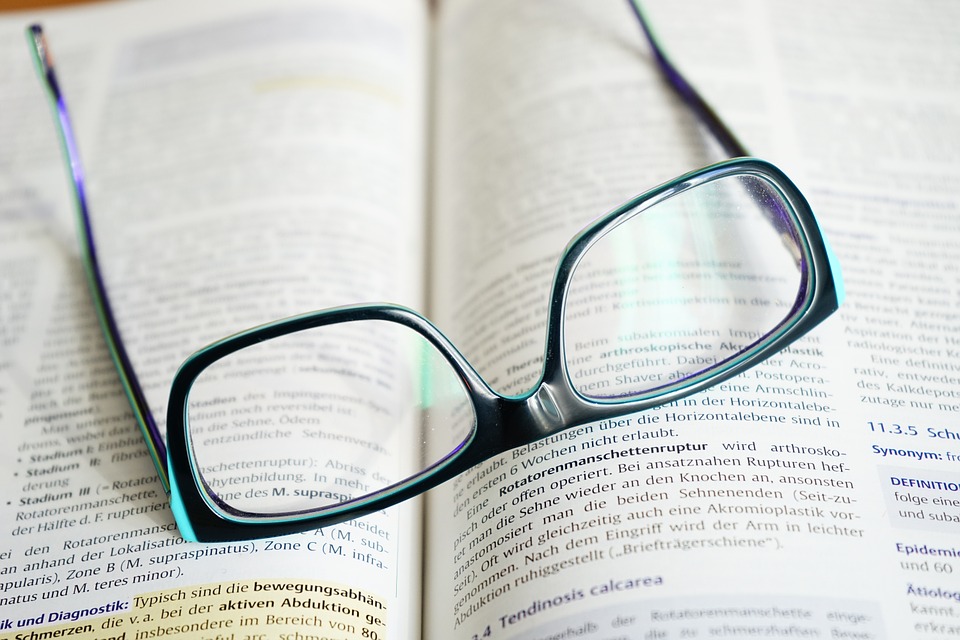 Academia recomenda uso de óculos em vez de lentes, na pandemia