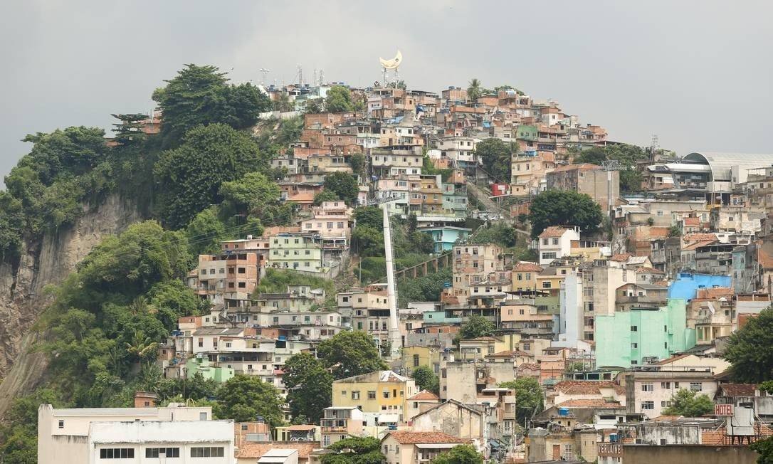 Um homem morreu no Morro da Providência, no Rio de Janeiro, com suspeita de covid-19. O corpo demorou 30 horas para ser removido. (Foto: reprodução)
