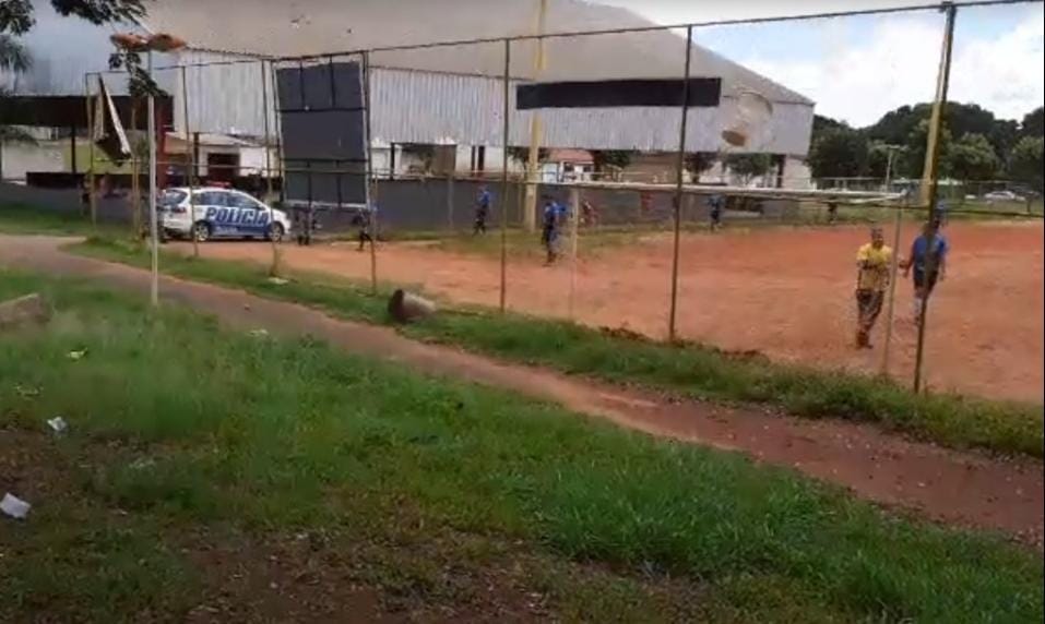 Polícia encerra partidas em campos de futebol neste domingo
