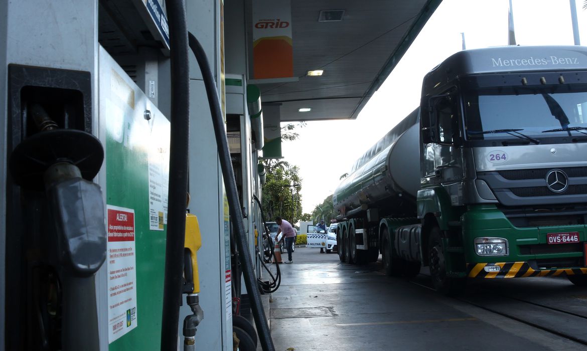 O preço do litro da gasolina vendida nas refinarias às empresas distribuidoras foi reajustado em 4% pela Petrobras. (Foto: Marcello Casal Jr/Agência Brasil)