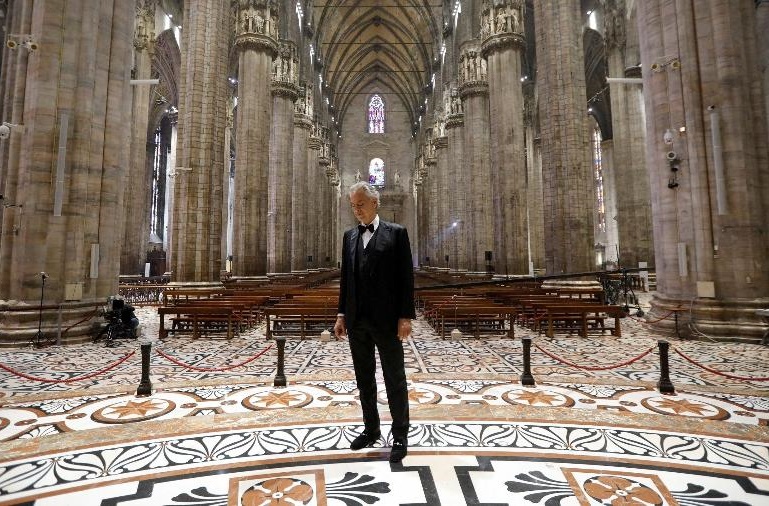 Andrea Bocelli canta sozinho na Catedral de Milão