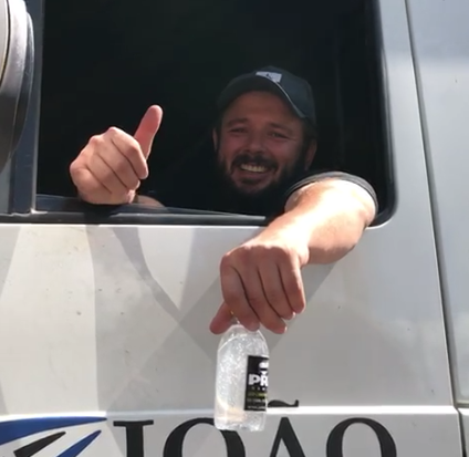 Empresário doa mil garrafas de álcool em gel para caminhoneiros