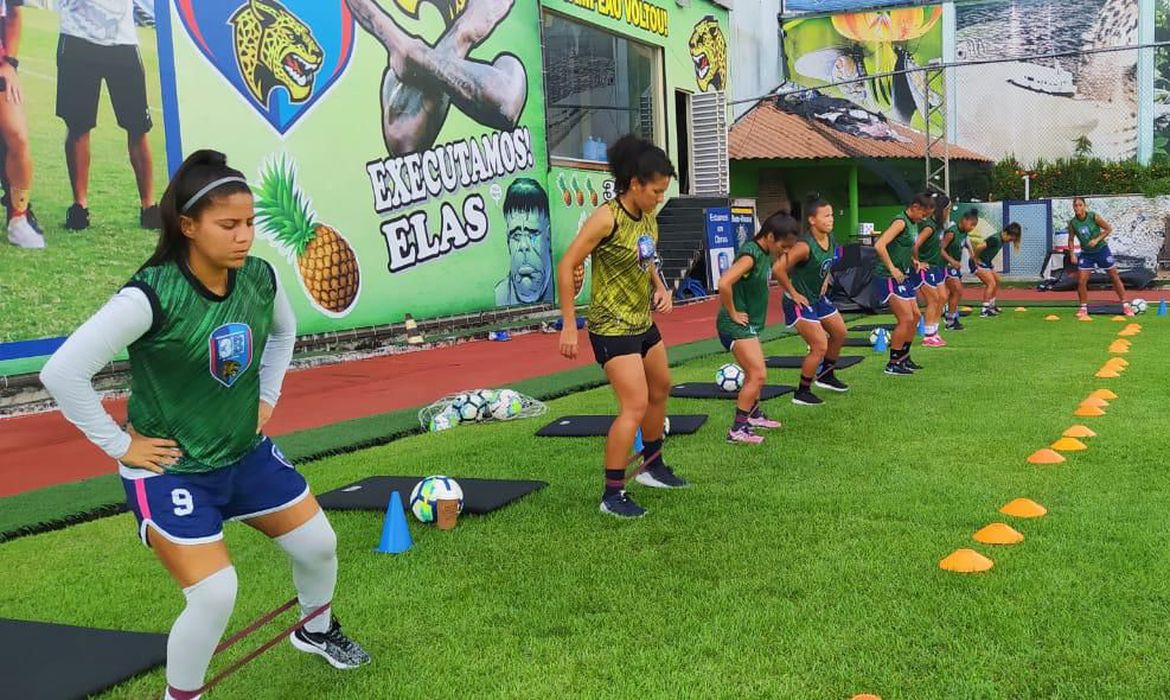 A equipe de futebol feminino 3B Sport,de Manaus, manteve os treinos mesmo após oito atletas testarem positivo para o novo coronavírus. (Foto: divulgação)
