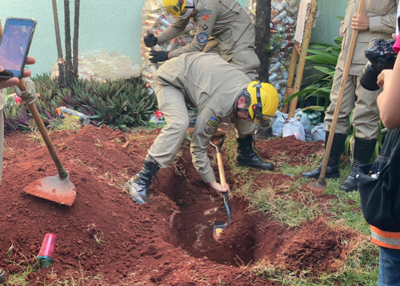 Bombeiros procuram corpo do marido enterrado