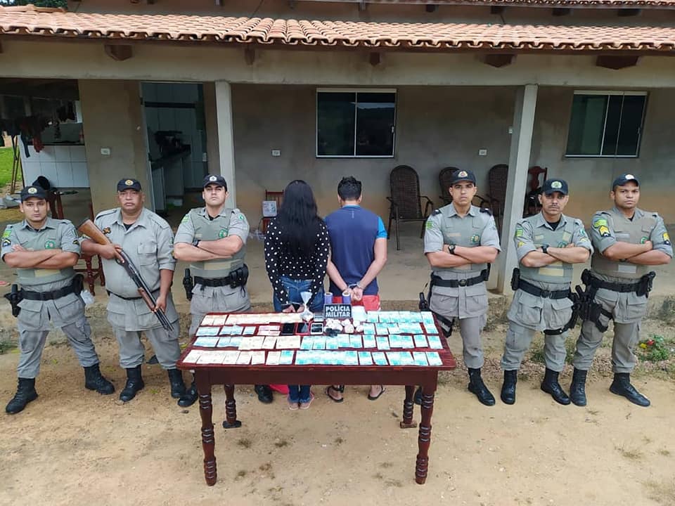 Policiais militares prendem casal que escondia drogas em árvores em Heitoraí (Foto: Reprodução/ PM)
