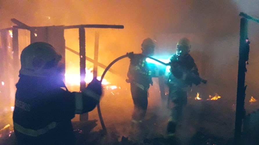 Um incêndio atingiu uma residência de madeira na cidade de Luziânia, no Entorno do Distrito Federal (DF), na noite deste sábado (30); (Foto: divulgação/Corpo de Bombeiros)