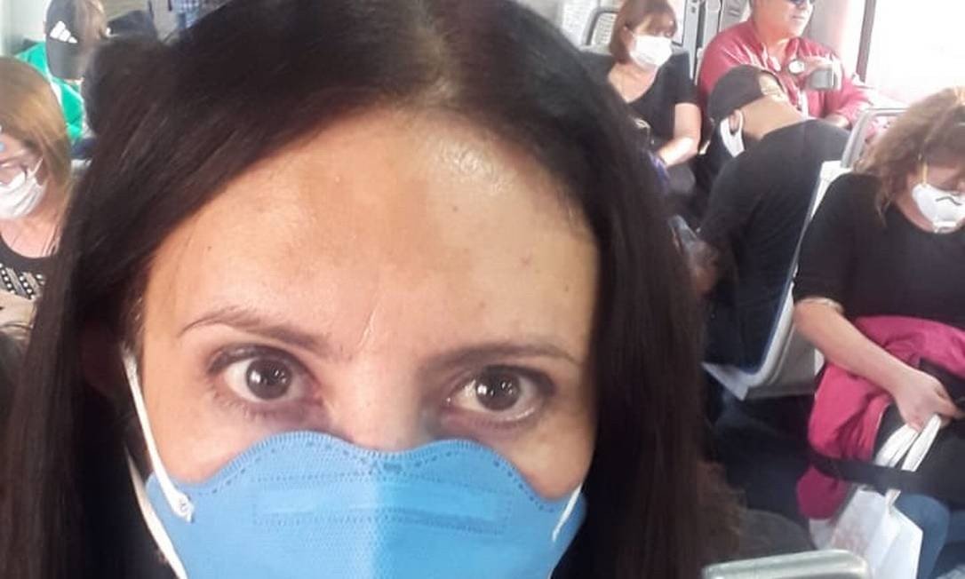Gabriela Queiroz, funcionária de uma farmácia em Santiago, enfrenta o transporte público cheio mesmo com pandemia Foto: Arquivo pessoal
